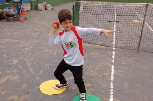 POR QUE AS PRÓPRIAS CRIANÇAS DEVEM LANÇAR A BOLINHA?