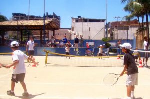 COMPETIÇÃO PARA TENISTAS ATÉ 10 ANOS, ESTIMULAR OU NÃO?