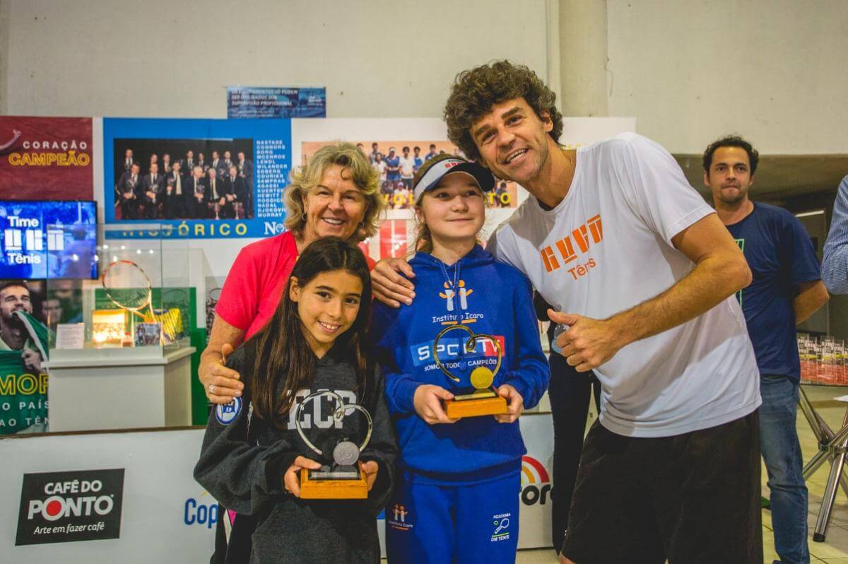 ALUNOS DA ESCOLA GUGA TÊNIS FAZEM SUCESSO NAS QUADRAS DA SEMANA GUGA KUERTEN.