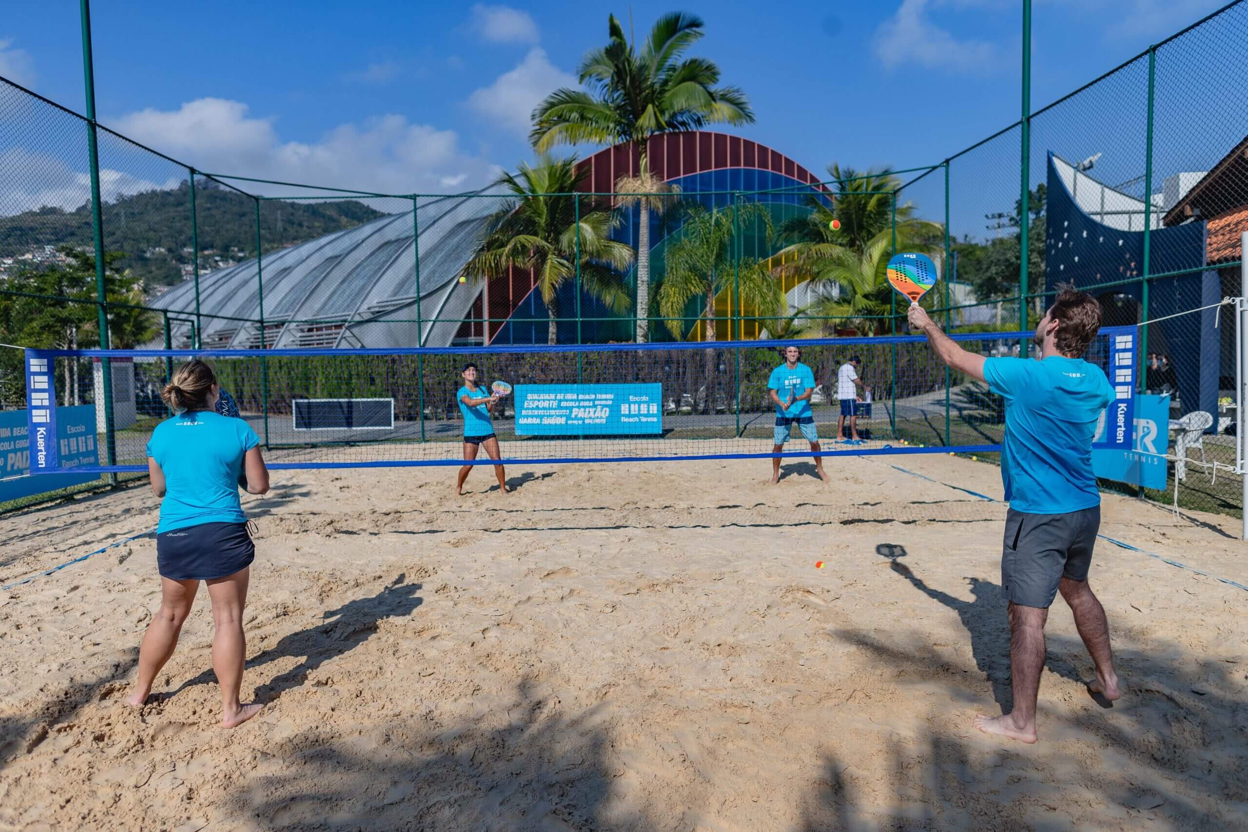 Beach tennis: benefícios de uma modalidade inclusiva